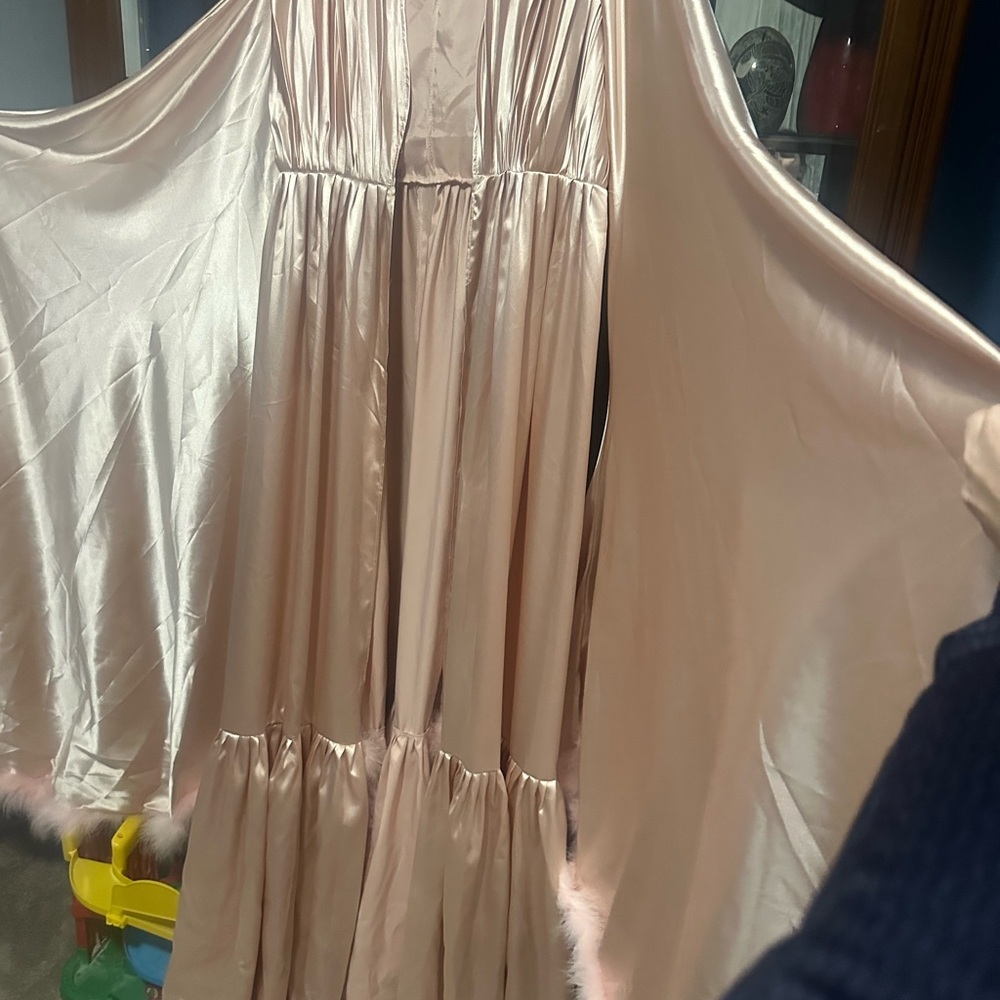 Elegant Pink Satin Robe with Feather Trim - Picture 4 of 10